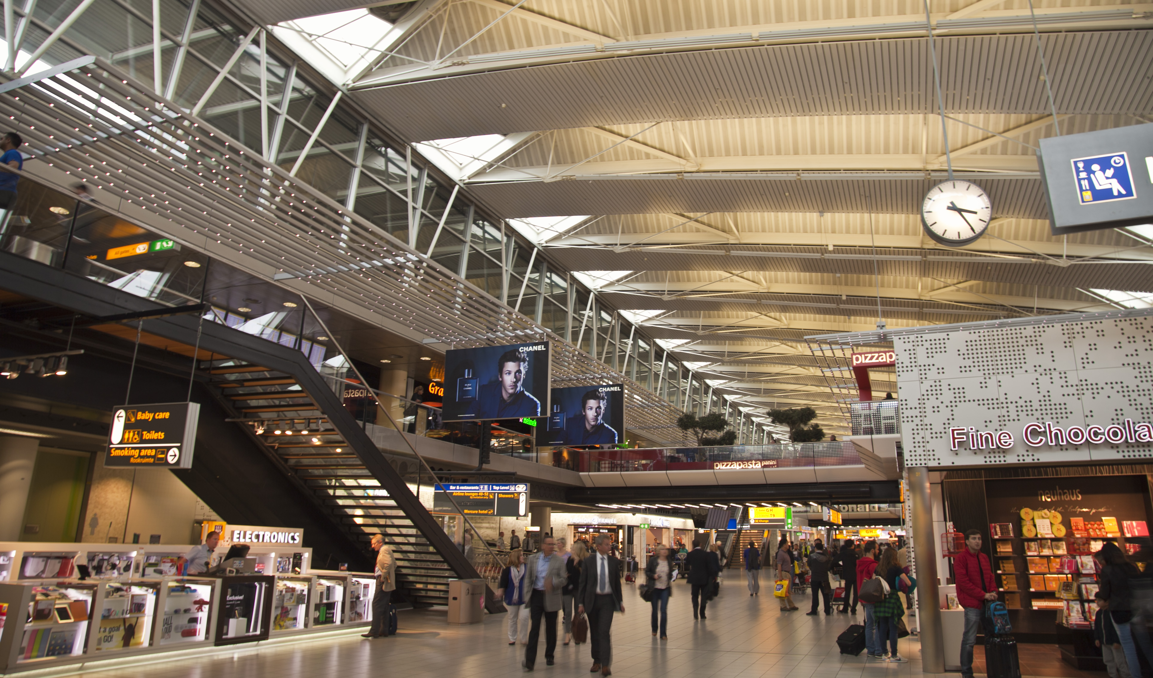 Kış havası Schiphol’da iptallere ve gecikmelere yol açıyor